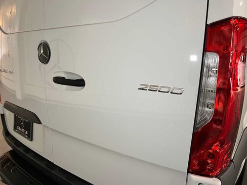 Used 2025 Mercedes-Benz Sprinter 2500 image 16