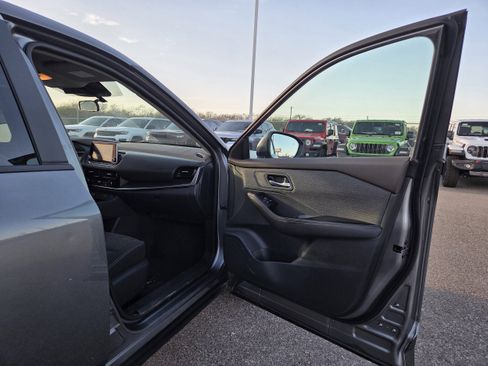 Used 2022 Nissan Rogue SV image 17