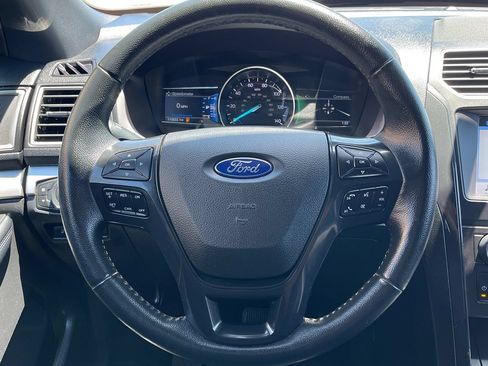 Used 2017 Ford Explorer XLT w/ Equipment Group 201A FWD image 30