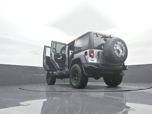 Used 2017 Jeep Wrangler Unlimited Rubicon w/ Connectivity Group image 39
