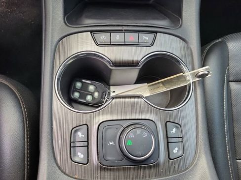 Used 2023 GMC Acadia SLT image 24