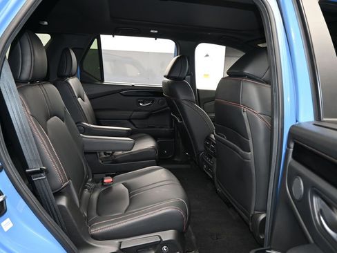 Used 2025 Honda Pilot TrailSport image 47