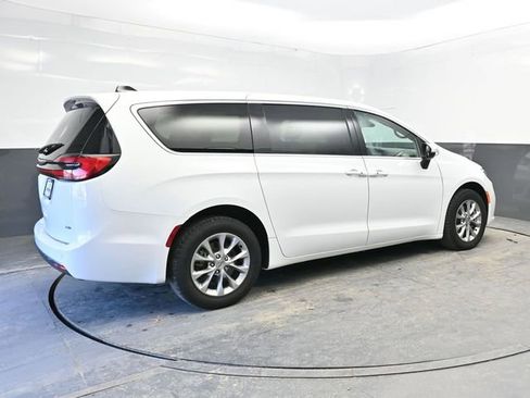 Used 2023 Chrysler Pacifica Touring-L image 7