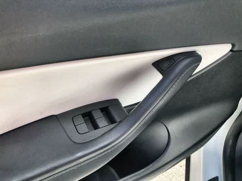 Used 2021 Tesla Model Y Long Range AWD/4WD image 32