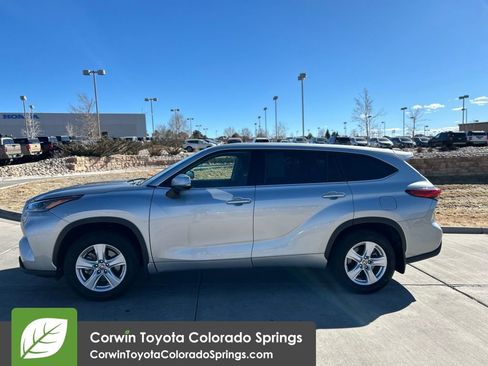 Used 2022 Toyota Highlander LE image 4