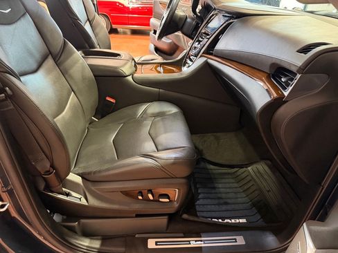 Used 2020 Cadillac Escalade Luxury AWD/4WD image 25