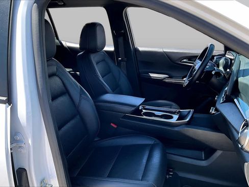 Used 2025 Chevrolet Equinox LT w/ Convenience Package II FWD image 9