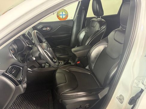 Used 2019 Jeep Cherokee Latitude Plus AWD/4WD image 12