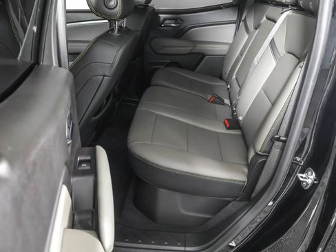 Used 2025 Chevrolet Colorado ZR2 w/ Technology Package AWD/4WD image 36