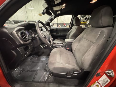 Used 2018 Toyota Tacoma TRD Sport image 17