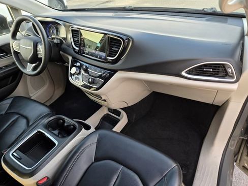 Used 2023 Chrysler Pacifica Touring-L FWD image 15