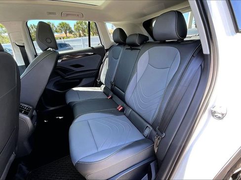 Certified 2026 Volkswagen Tiguan SE w/ Panoramic Sunroof Package FWD image 17