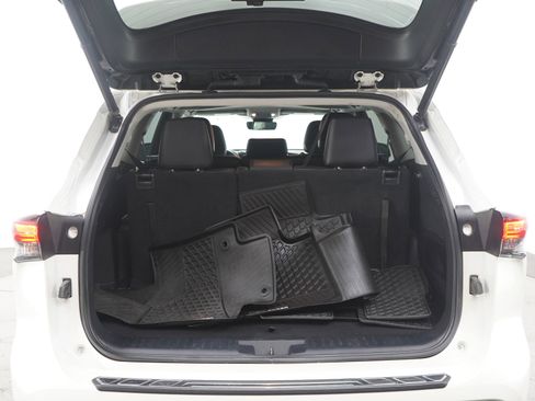 Used 2020 Toyota Highlander XLE image 19