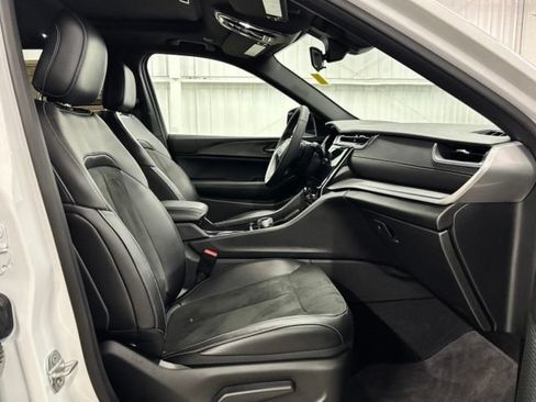 Used 2025 Jeep Grand Cherokee Altitude RWD image 22