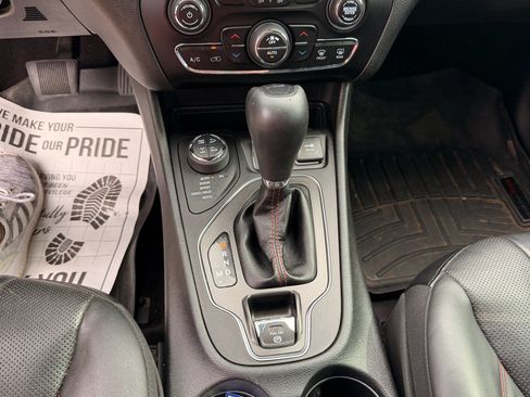 Used 2019 Jeep Cherokee Trailhawk AWD/4WD image 23