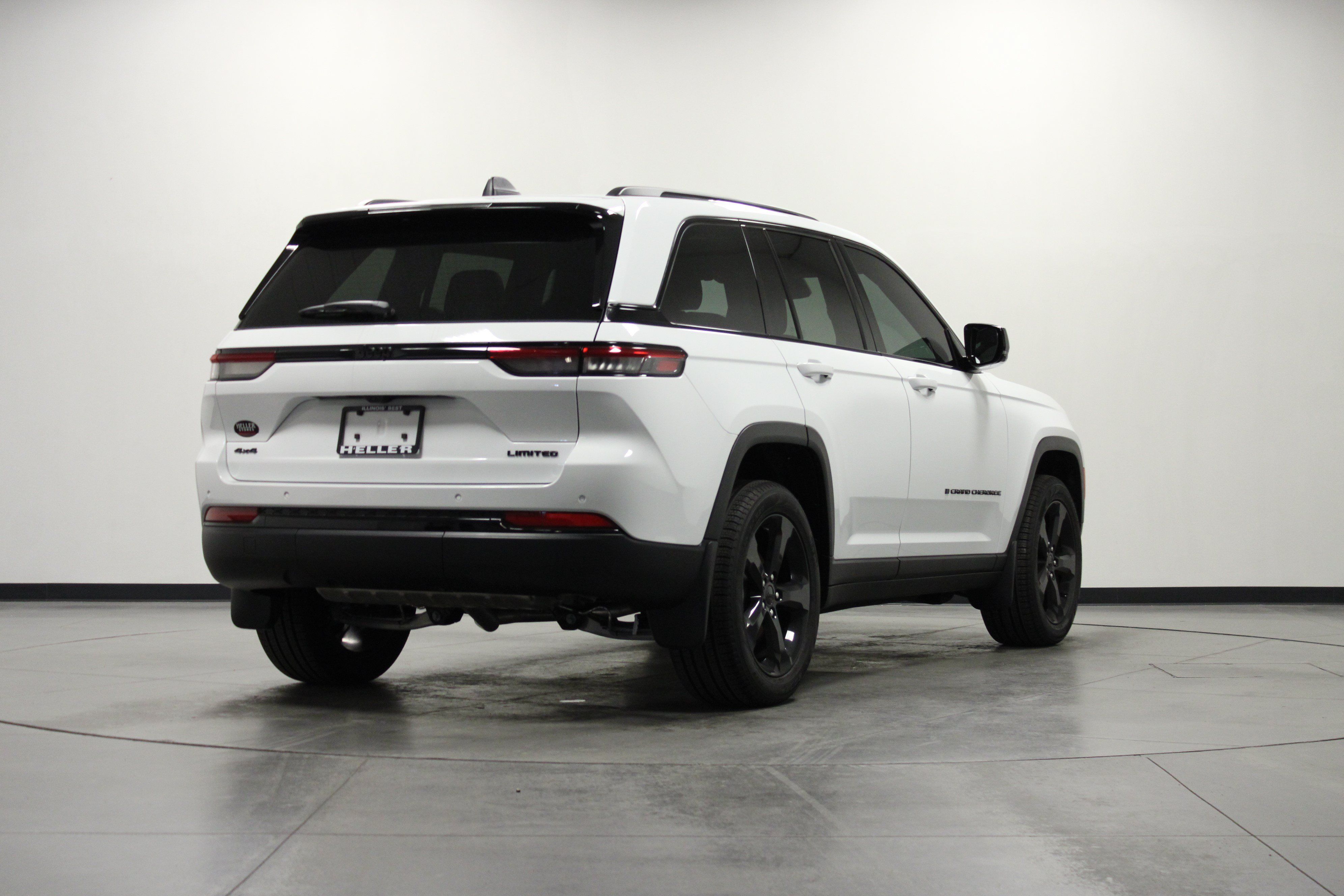 Used 2025 Jeep Grand Cherokee Limited w/ Black Appearance Package AWD/4WD image 4