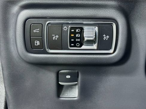 Used 2025 Lincoln Nautilus Reserve AWD/4WD image 21