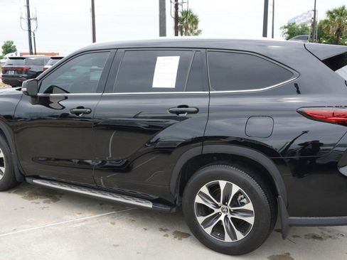 Used 2022 Toyota Highlander XLE FWD image 6