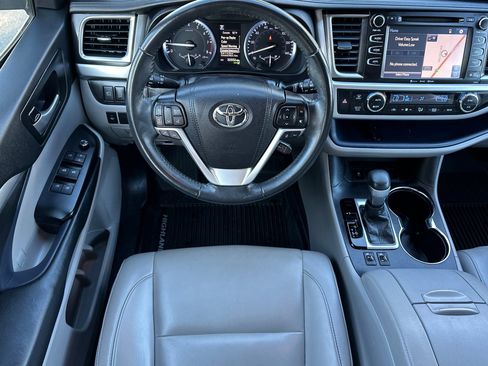 Used 2019 Toyota Highlander XLE image 16