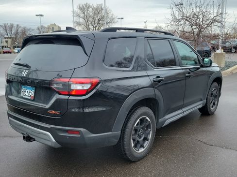 Used 2025 Honda Pilot TrailSport image 3