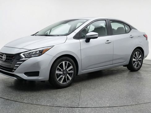 Used 2025 Nissan Versa SV image 3