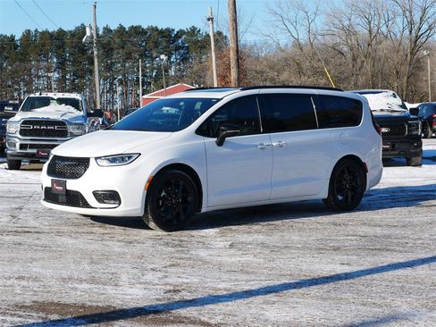 Used 2024 Chrysler Pacifica Limited w/ Uconnect Theater Family Group image 6