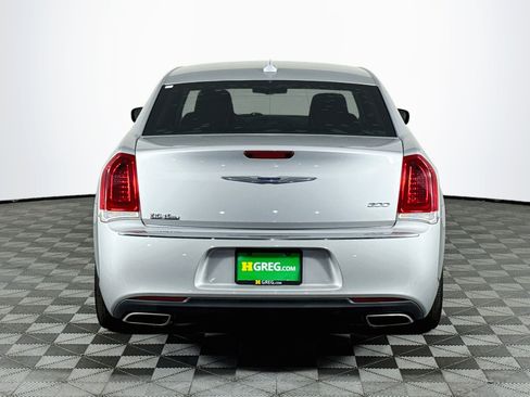 Used 2019 Chrysler 300 Touring RWD image 7