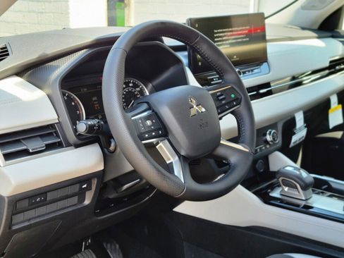 New 2025 Mitsubishi Outlander SE image 19