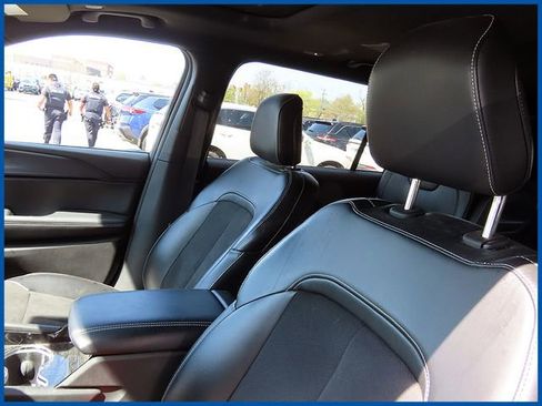 Used 2023 Jeep Grand Cherokee L Laredo AWD/4WD image 13