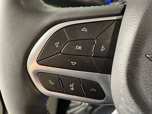 Used 2024 Chrysler Pacifica Touring-L image 12