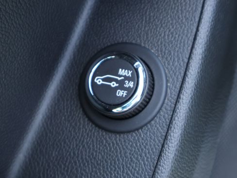 Used 2023 Chevrolet Traverse LT FWD image 9