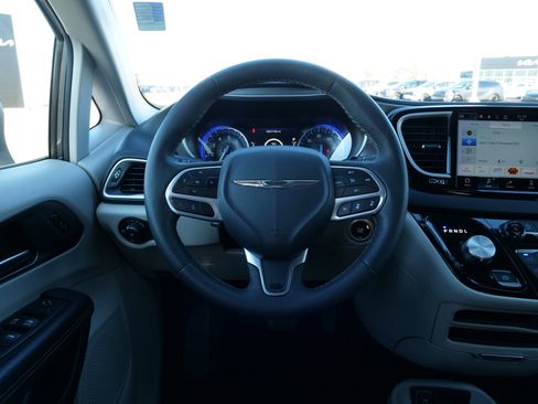 Used 2023 Chrysler Pacifica Touring-L image 21