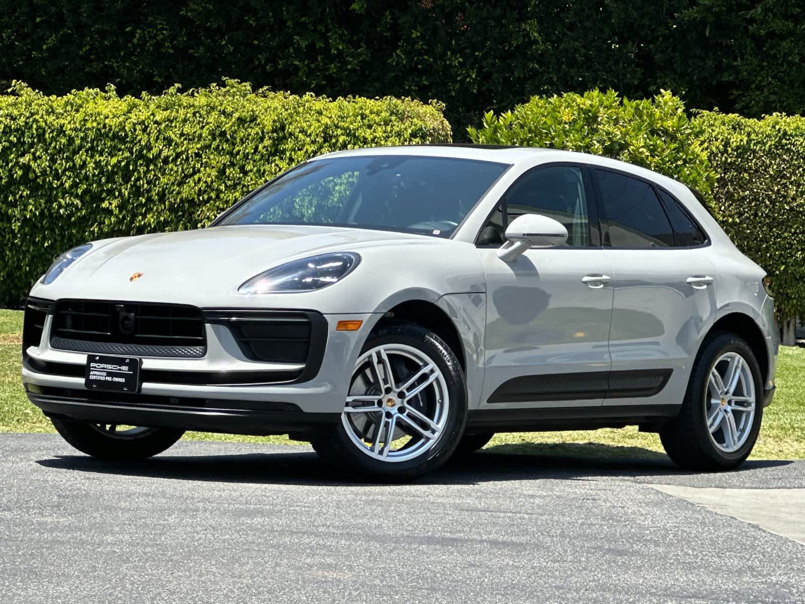 Certified 2025 Porsche Macan AWD/4WD image 1