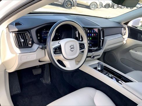 Used 2023 Volvo XC60 B5 Plus image 16