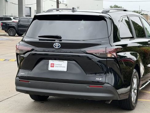 Certified 2025 Toyota Sienna XLE FWD image 7