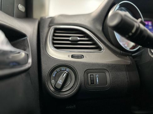 Used 2018 Dodge Journey Crossroad w/ Nav & Sun Group FWD image 22