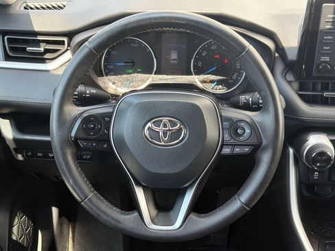 Used 2021 Toyota RAV4 XLE Premium image 16