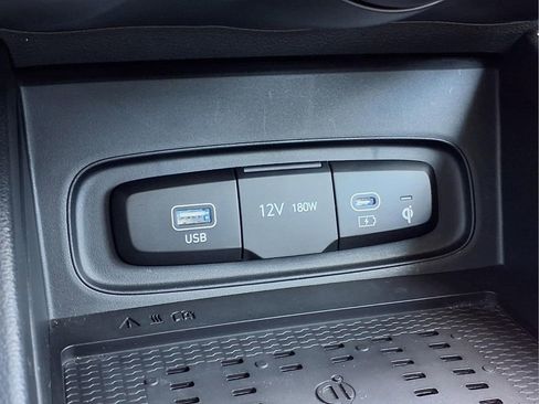 Used 2025 Hyundai Venue Limited FWD image 14