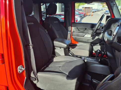 Used 2018 Jeep Wrangler Unlimited Sahara w/ Connectivity Group AWD/4WD image 6