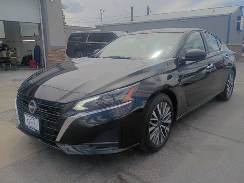 Used 2025 Nissan Altima 2.5 SV FWD image 2