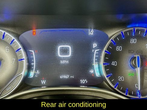 Used 2023 Chrysler Pacifica Touring-L image 17