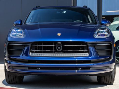 Certified 2026 Porsche Macan AWD/4WD image 8