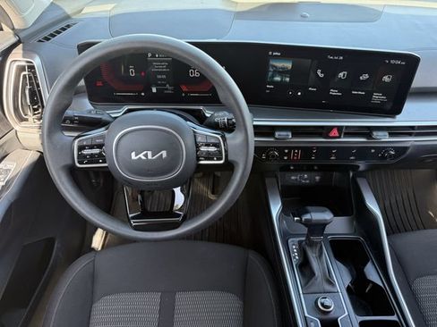 Used 2025 Kia Sorento LX FWD image 11
