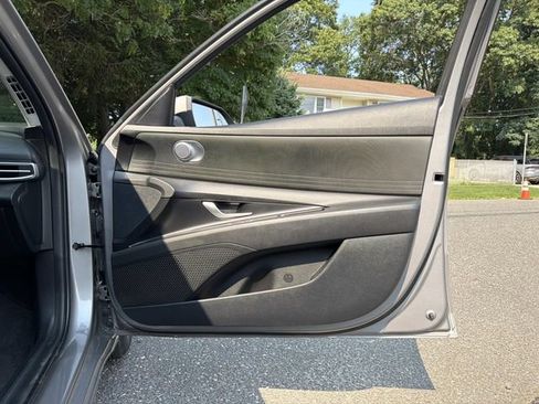 Used 2023 Hyundai Elantra SE w/ Preferred Accessory Package FWD image 12