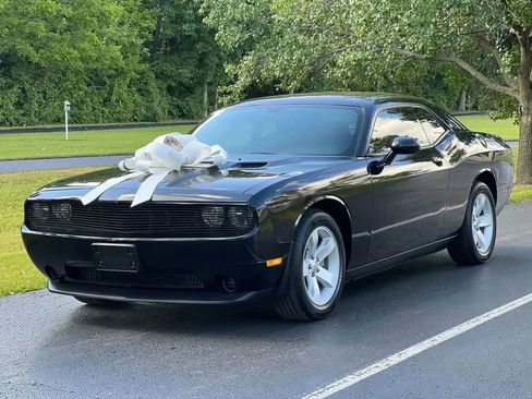 Used 2012 Dodge Challenger SXT image 1