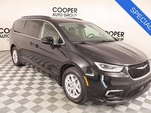 Used 2022 Chrysler Pacifica Touring-L FWD image 1