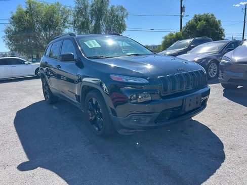 Used 2017 Jeep Cherokee Sport FWD image 3