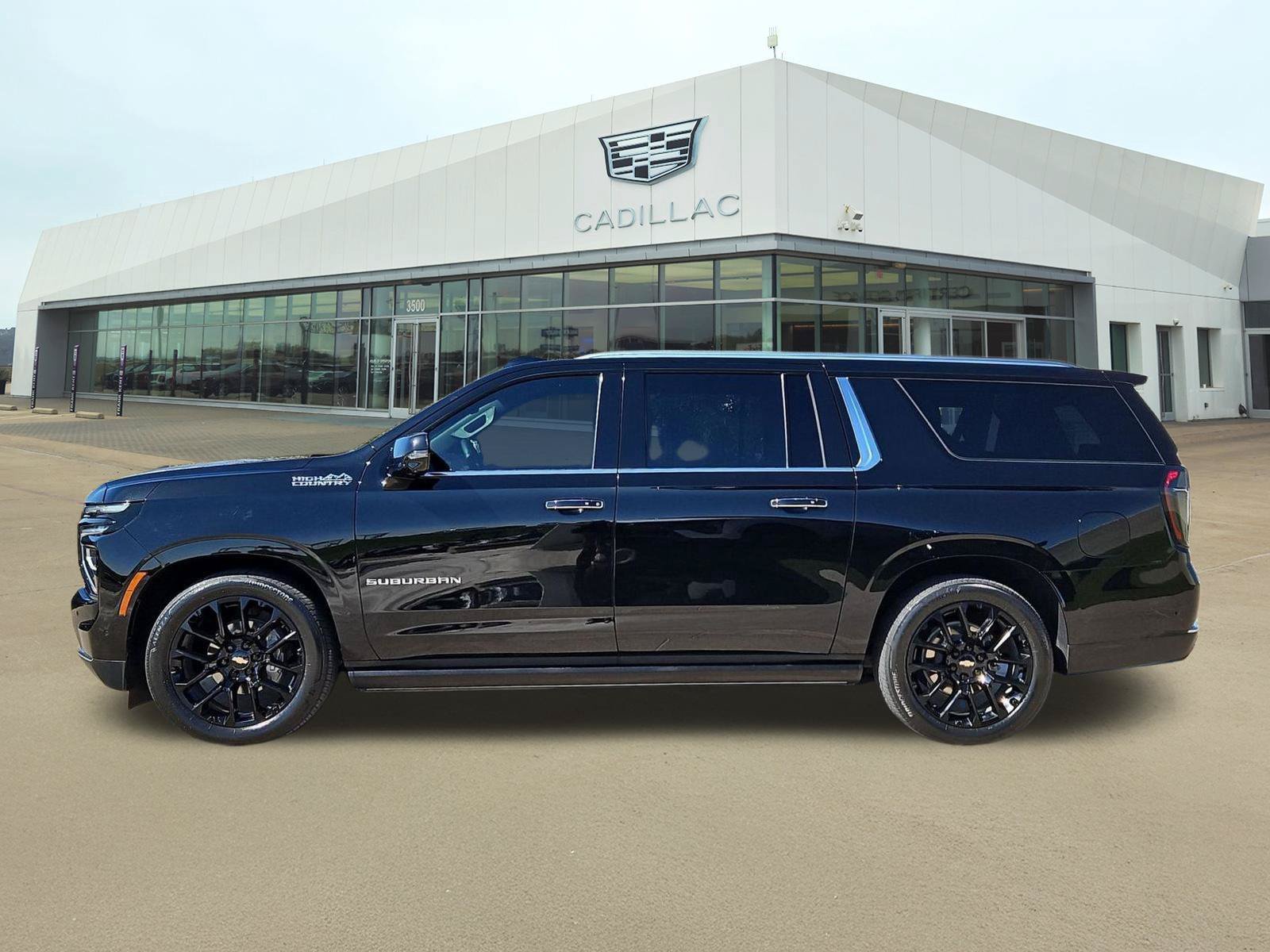 Used 2025 Chevrolet Suburban High Country AWD/4WD image 3