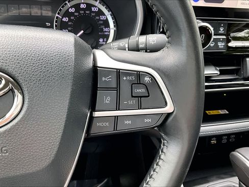 Used 2023 Toyota Highlander XLE image 24
