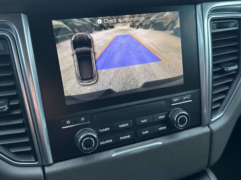 Used 2017 Porsche Macan image 24